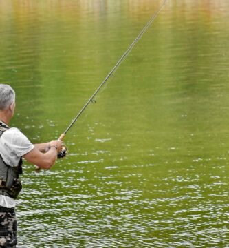 Pescador practicando pesca de superficie