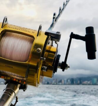 Primer plano de un carrete de pesca para la mar