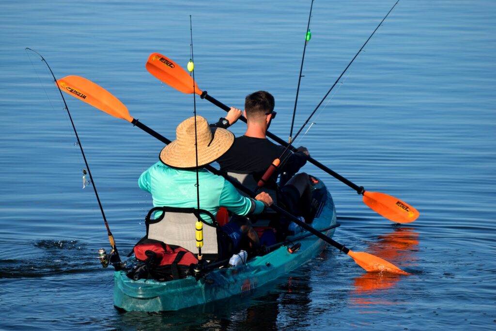 Practicando pesca al currican con señuelos desde kayak