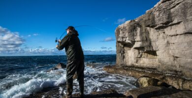 Pescador practicando rockfishing