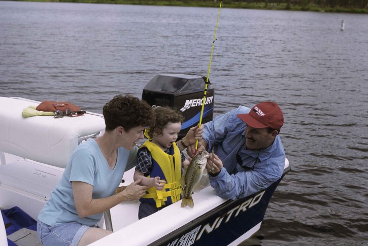 Familia pescando en un lago